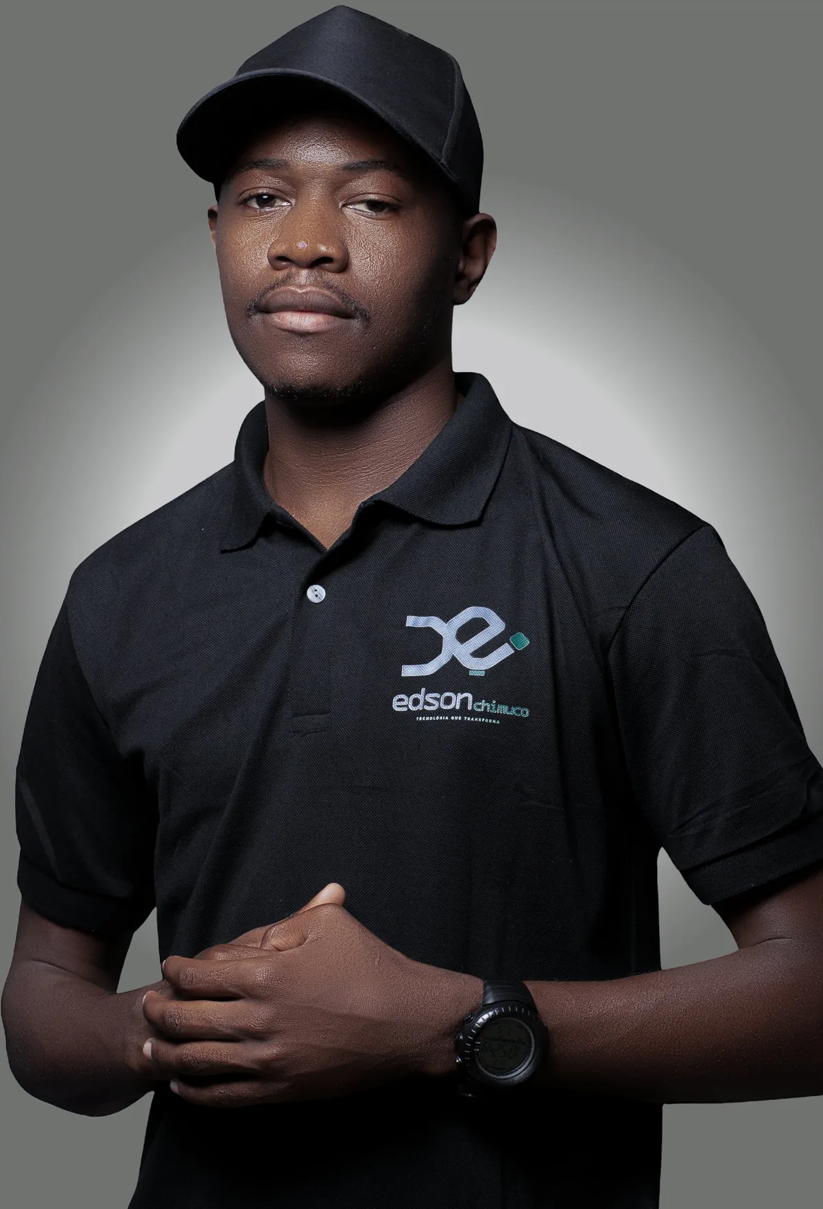Edson Chimuco, CEO da Multsoftline, com polo de marca e logótipo no peito